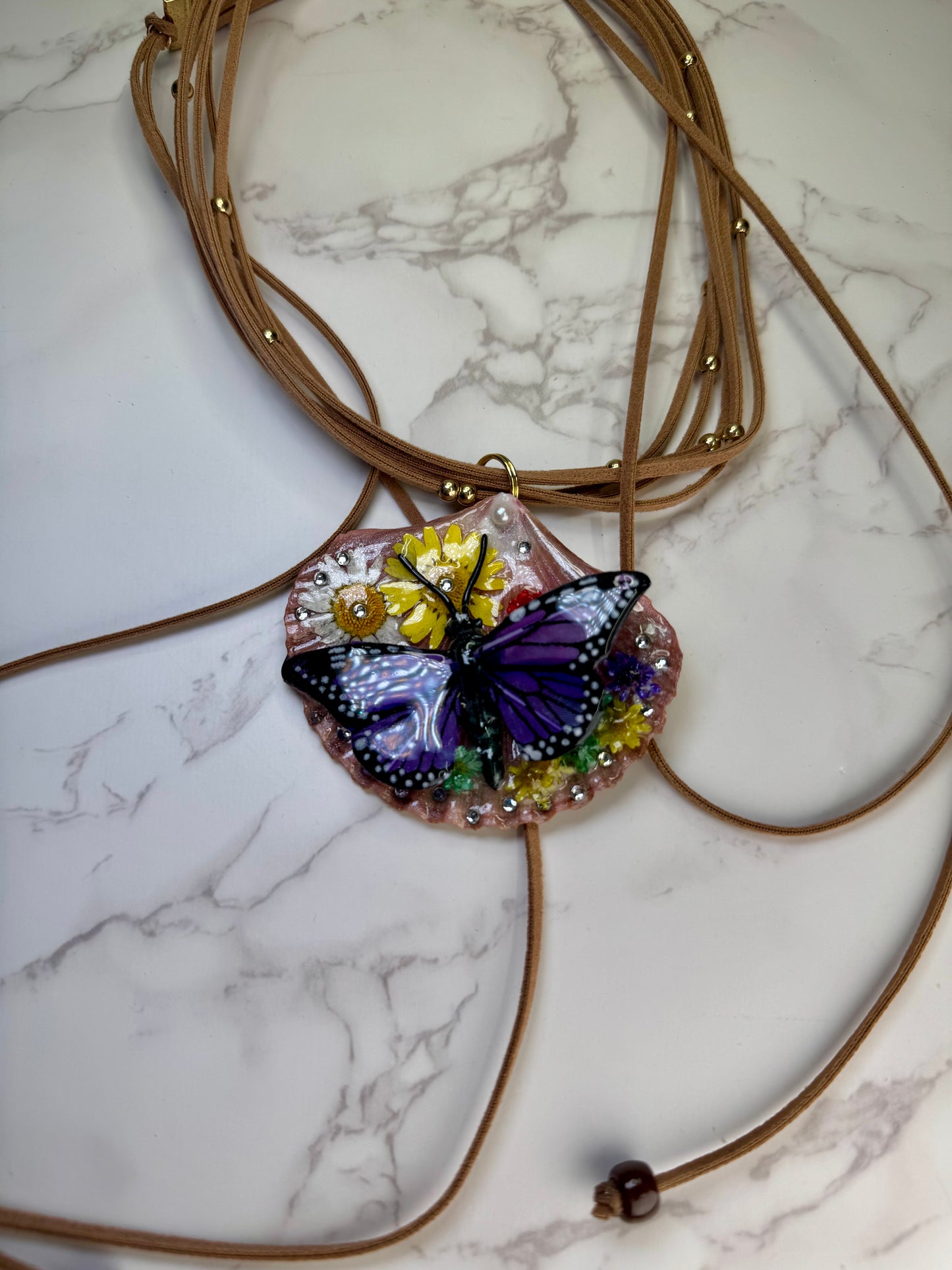 Susurro de Mariposas Natural Seashell Synthetic Butterfly Necklace | Handmade Coastal Jewelry | UV Resin Ocean Art