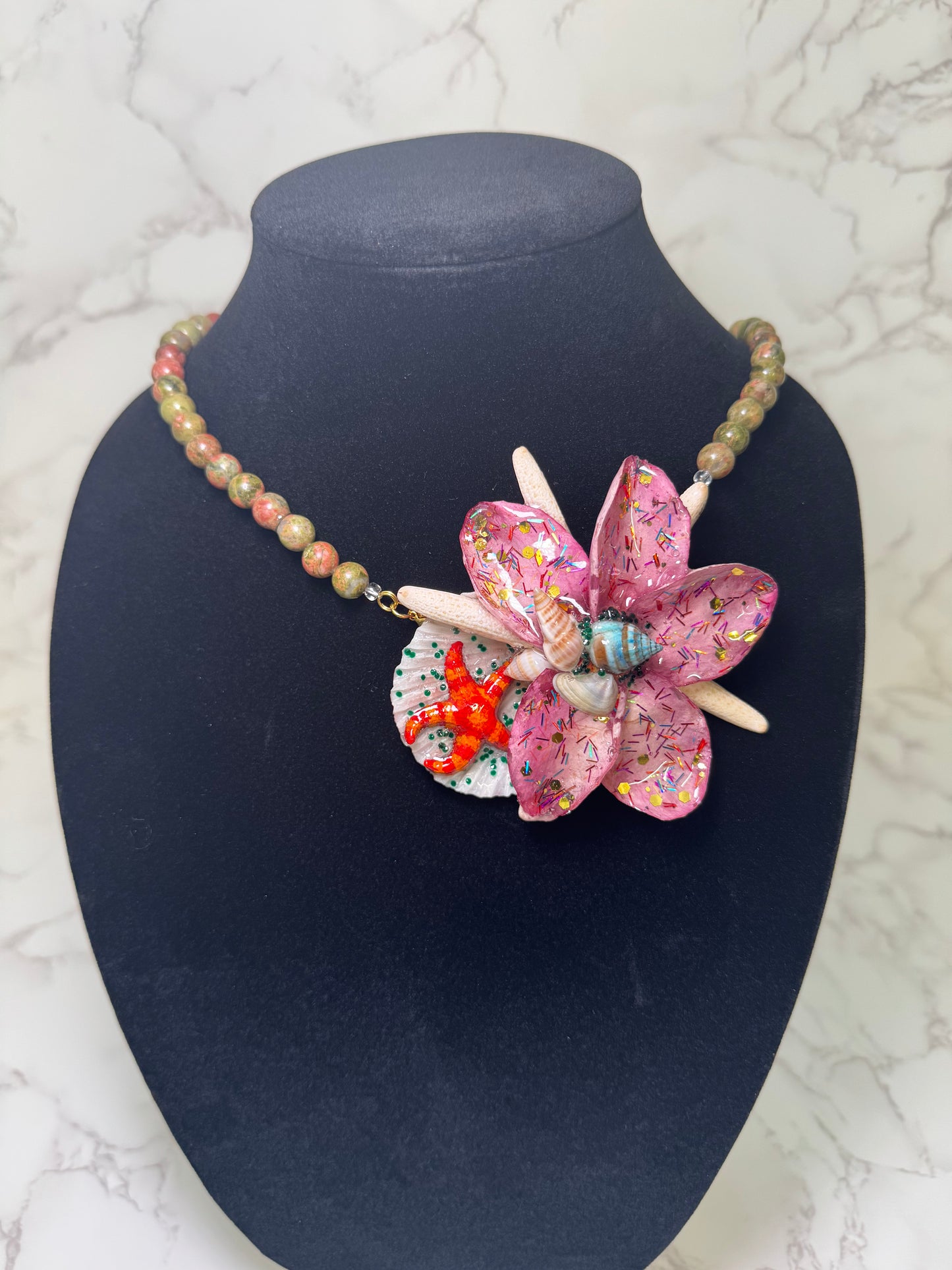 Bahia Estrella_Flor Natural Starfish Ocean Pendant – Encapsulated in UV Resin with Marine Elements.