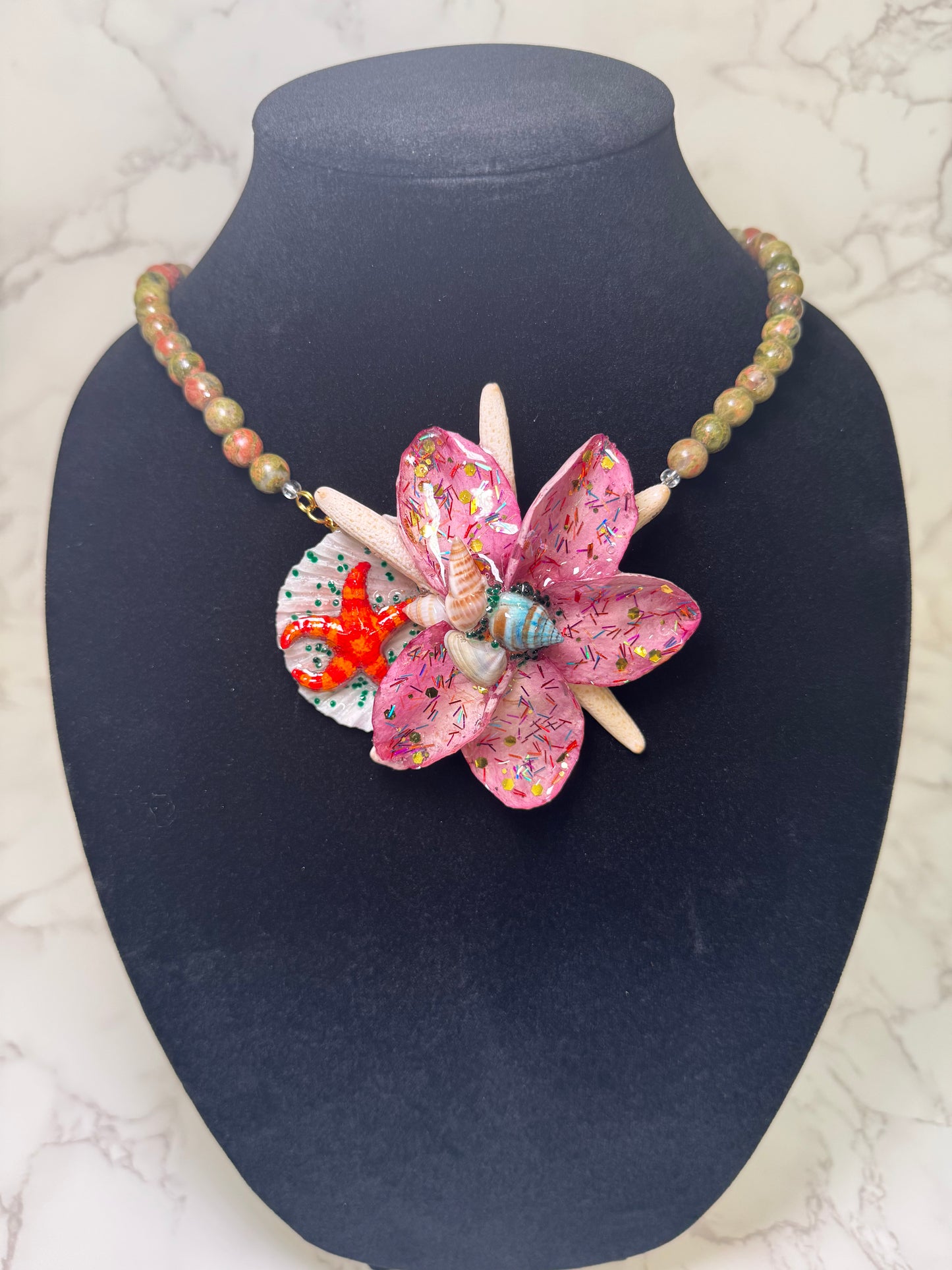 Bahia Estrella_Flor Natural Starfish Ocean Pendant – Encapsulated in UV Resin with Marine Elements.