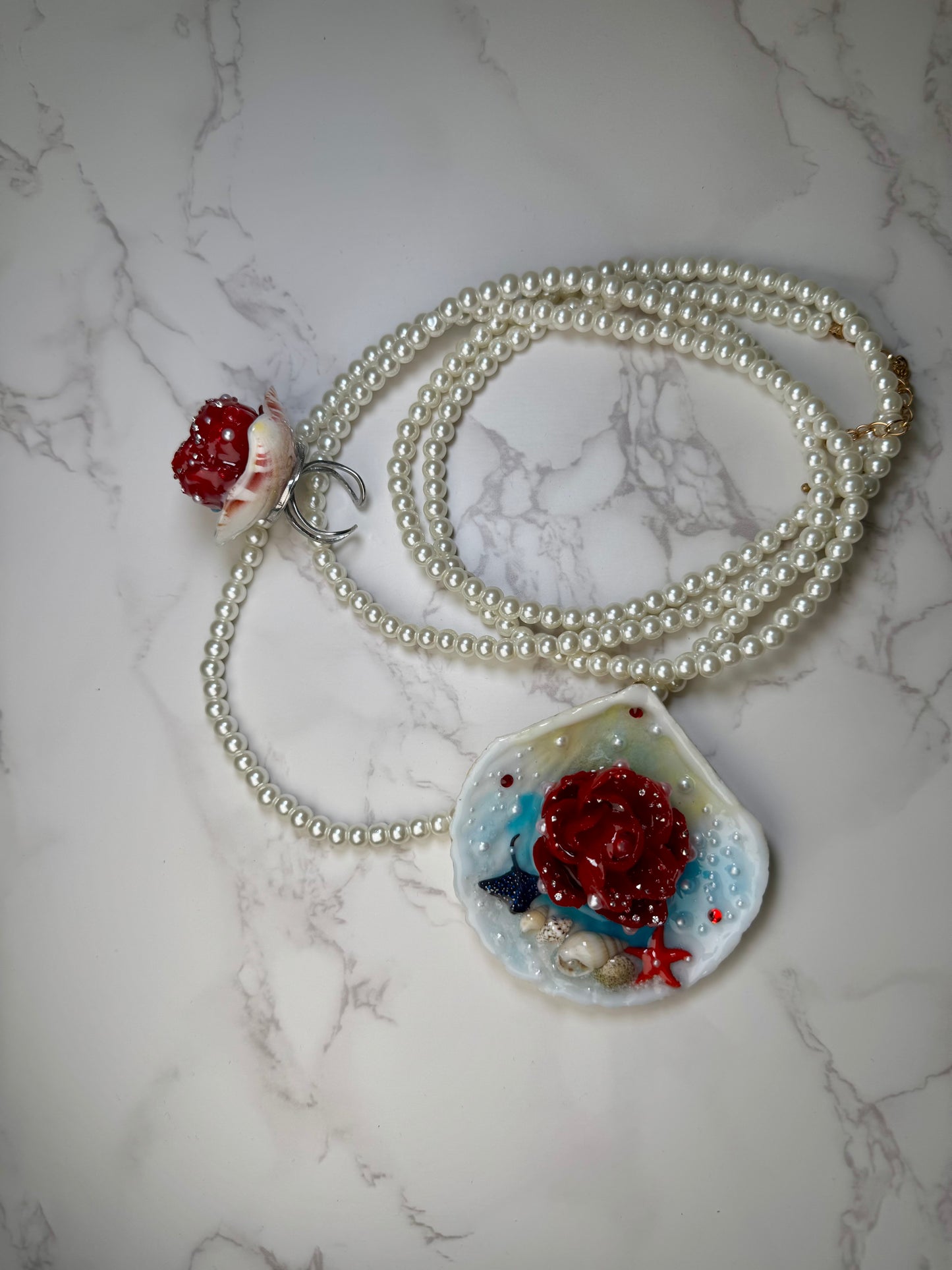 Nieve De Coral Sea Shell Necklace Set– Necklace and Ring in Shell with UV Resin Artificial Flowers