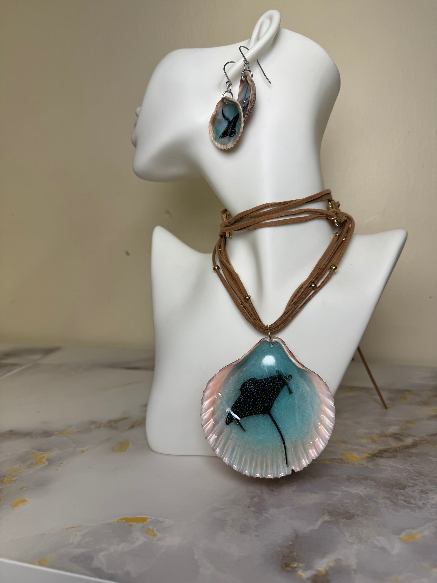 Manta ray Resin‑Encased Shell Collection Shell Necklaces Sea Necklaces Epoxy Resin Necklace and Earrings Jewelry Set Crab Resin