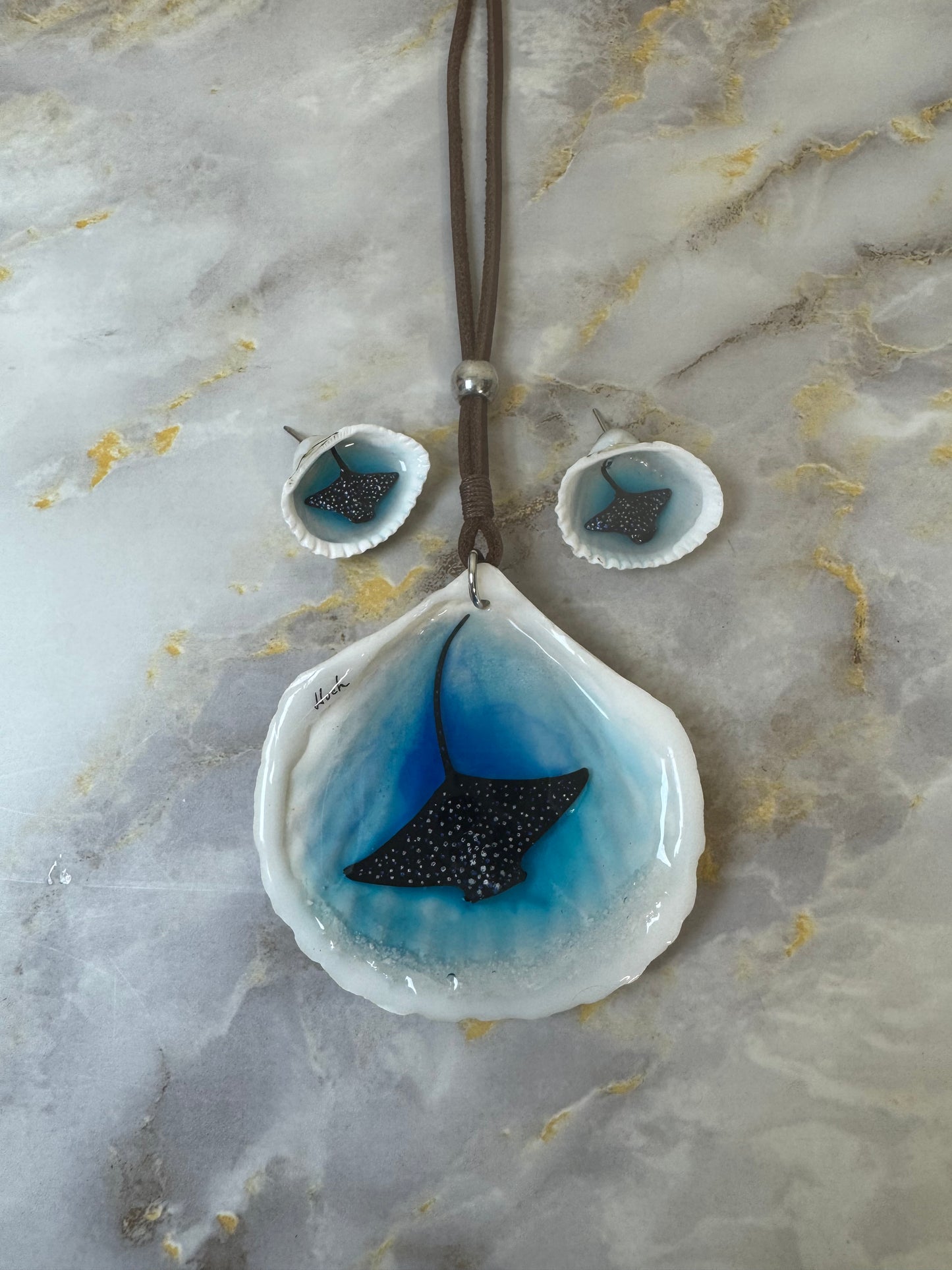 Manta Ray single necklace Resin‑Encased Shell Collection Shell Necklaces, Epoxy Resin Necklace with earrings