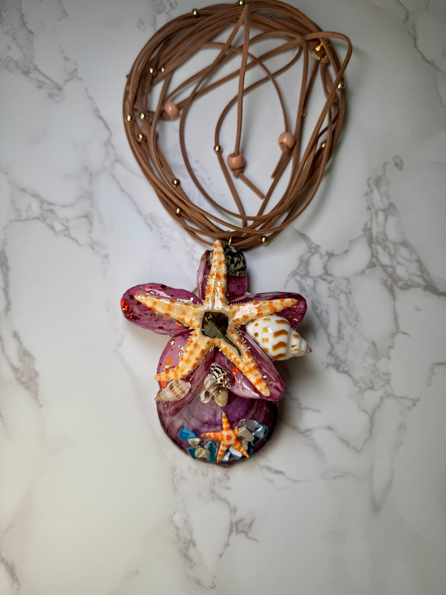 Flor de Coral Natural Starfish Ocean Pendant – Encapsulated in UV Resin with Marine Elements.