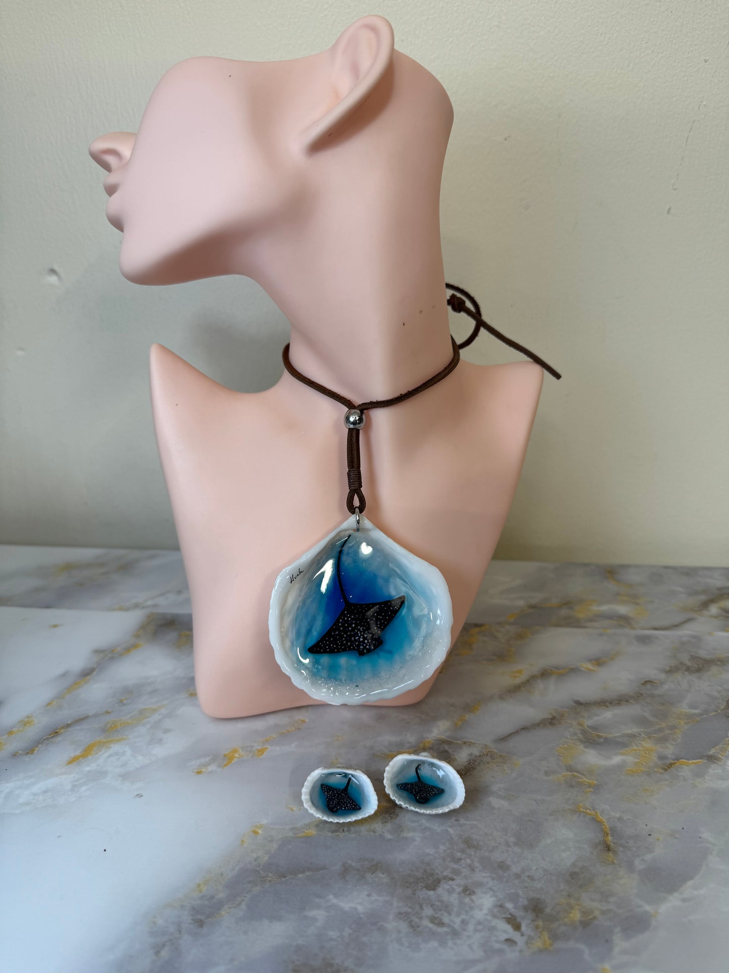 Manta Ray single necklace Resin‑Encased Shell Collection Shell Necklaces, Epoxy Resin Necklace with earrings