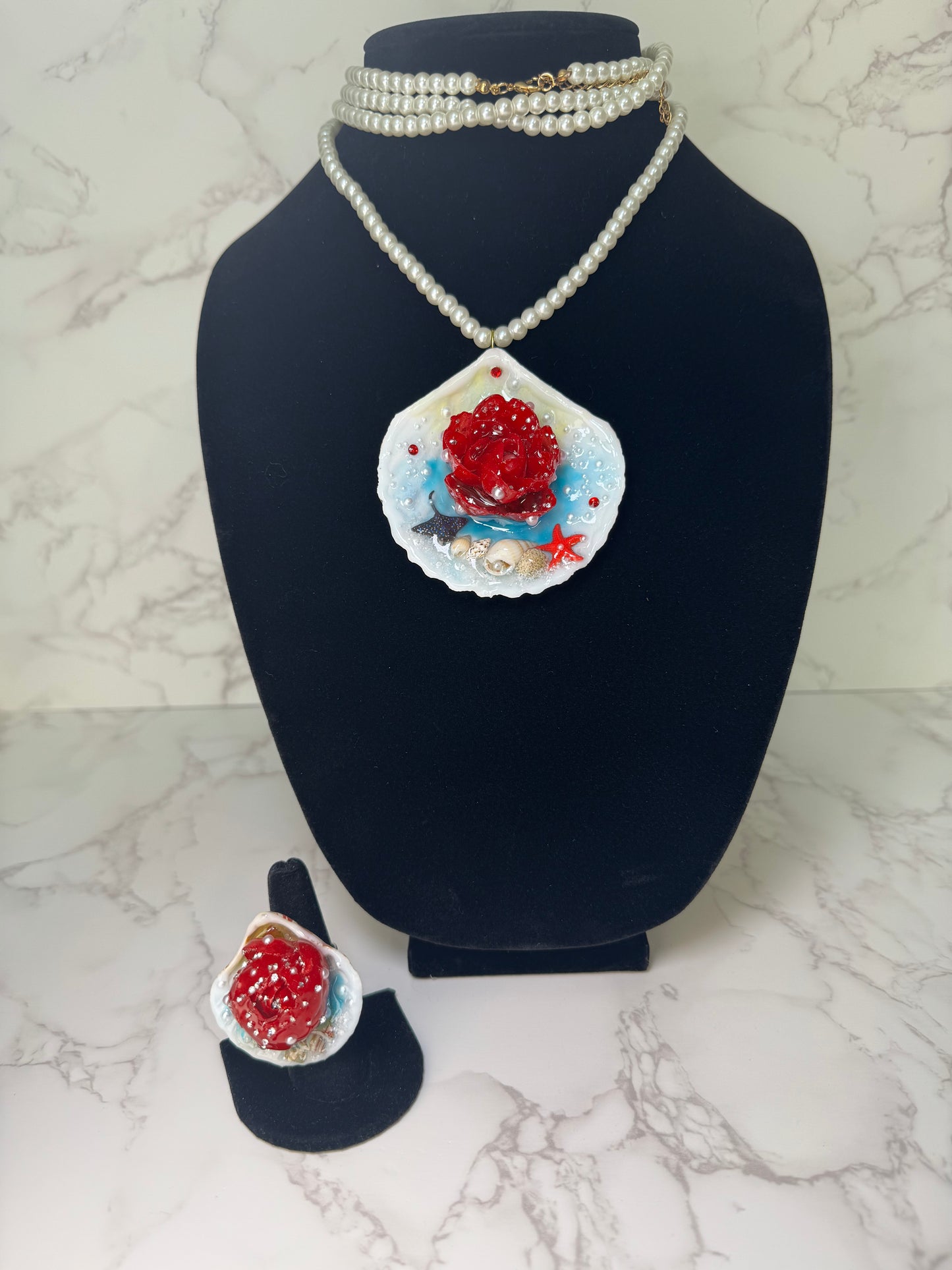 Nieve De Coral Sea Shell Necklace Set– Necklace and Ring in Shell with UV Resin Artificial Flowers