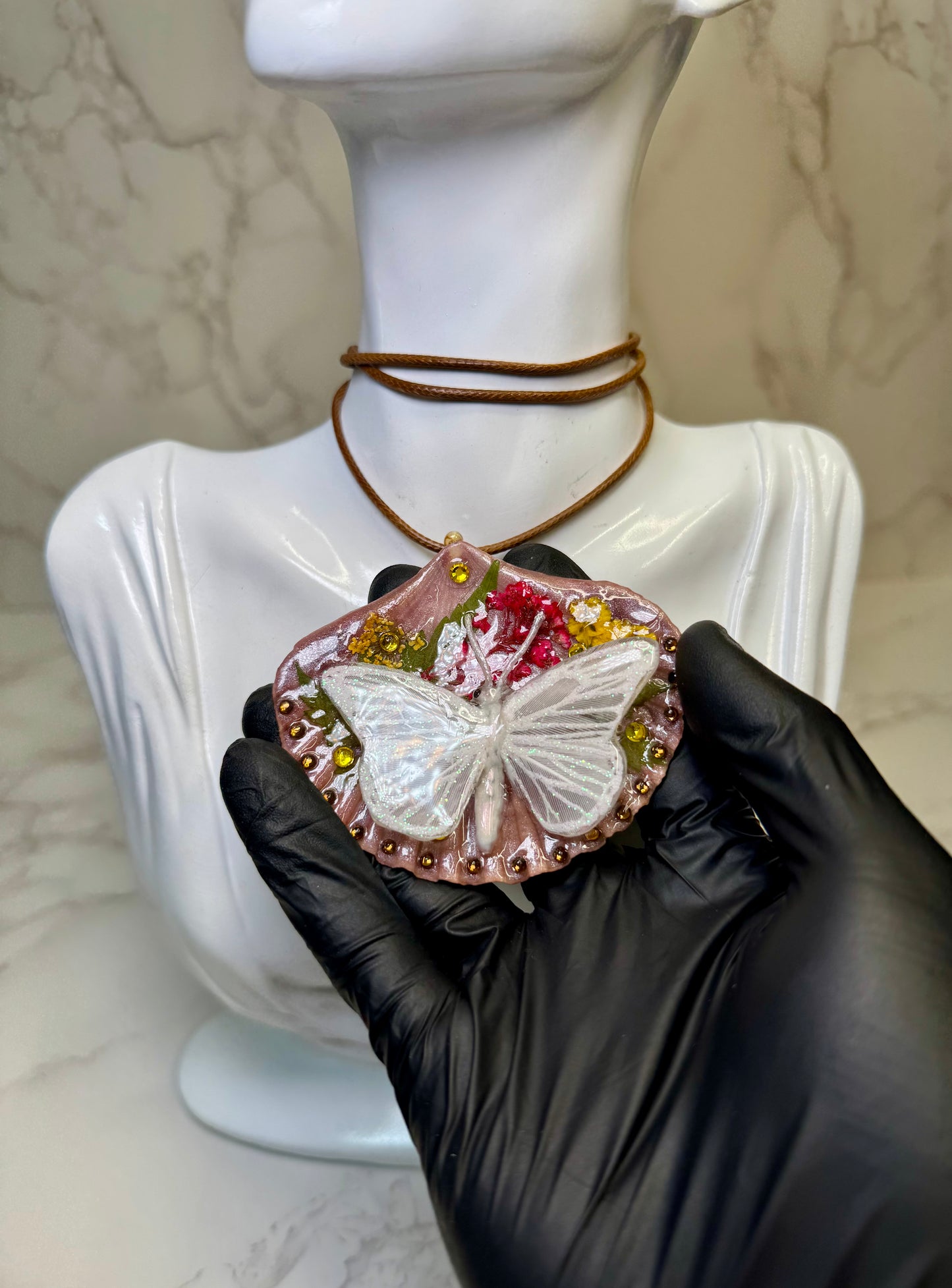 Metamorfosis del Mar Natural Seashell Synthetic Butterfly Necklace | Handmade Coastal Jewelry | UV Resin Ocean Art