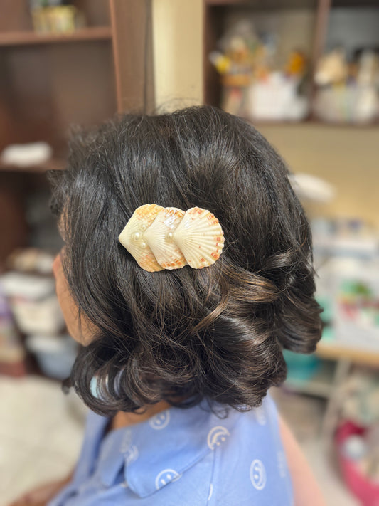 White & Beige Wide Conch Hair Pin
