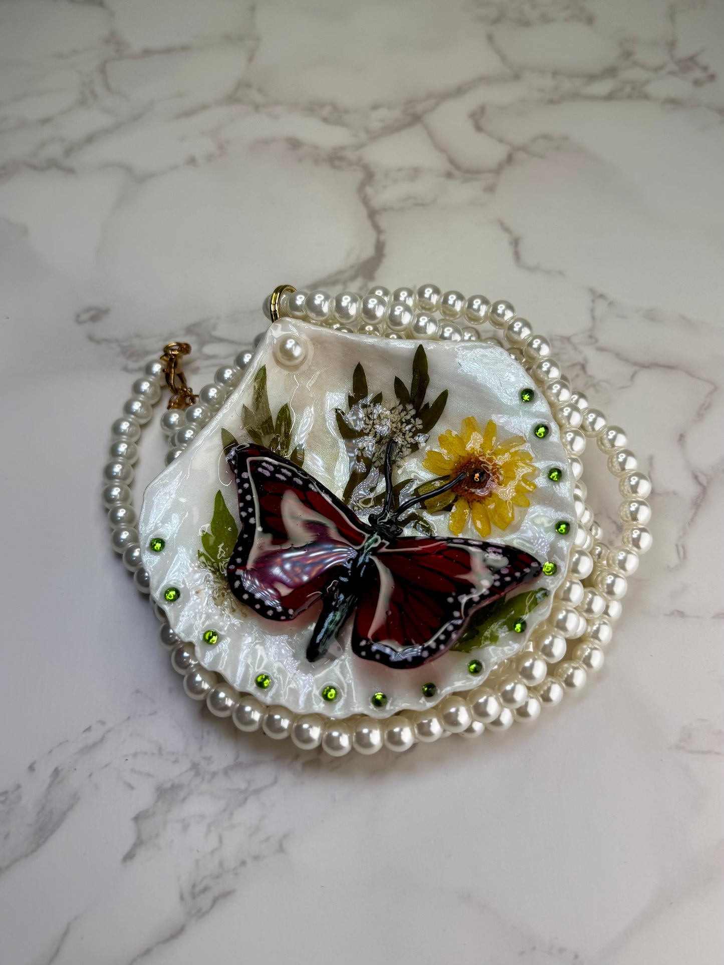 Concha en Vuelo Natural Seashell Synthetic Butterfly Necklace | Handmade Coastal Jewelry | UV Resin Ocean Art