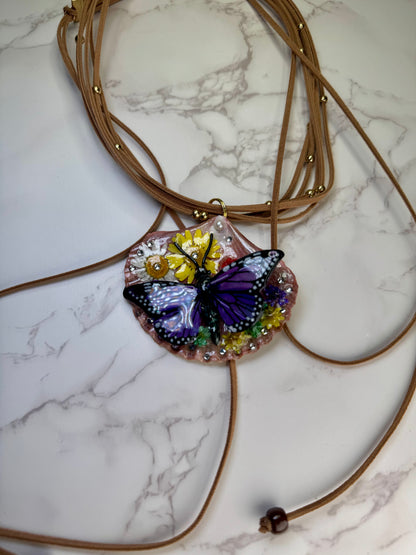 Susurro de Mariposas Natural Seashell Synthetic Butterfly Necklace | Handmade Coastal Jewelry | UV Resin Ocean Art