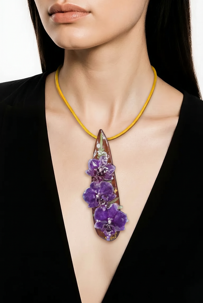 Natural green Leaf Preserved in resin with flowers with Beautiful Scarf & leather necklace