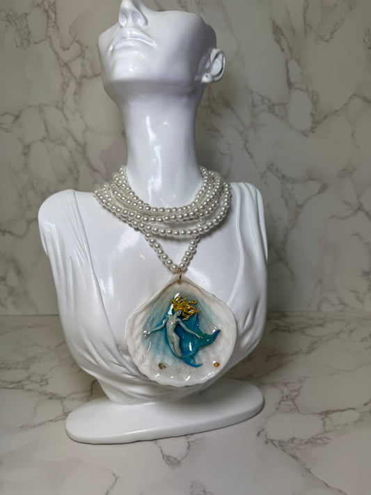 Blonde Mermaid Necklace “Golden Tide” – Blonde Mermaid in Shell with UV Resin on Pearl Necklace