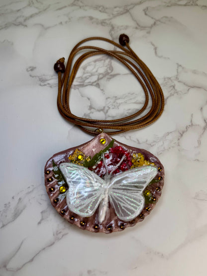 Metamorfosis del Mar Natural Seashell Synthetic Butterfly Necklace | Handmade Coastal Jewelry | UV Resin Ocean Art