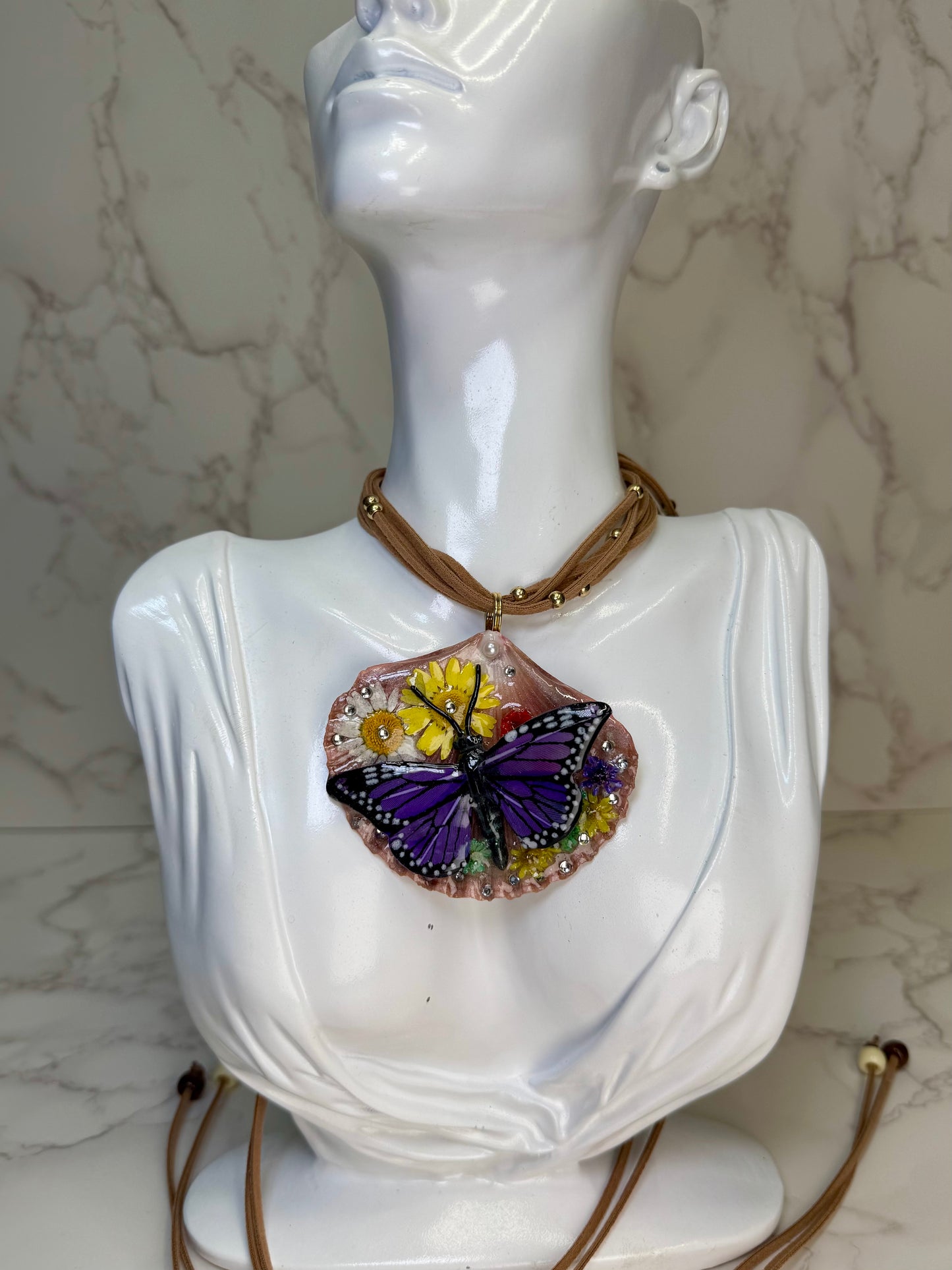 Susurro de Mariposas Natural Seashell Synthetic Butterfly Necklace | Handmade Coastal Jewelry | UV Resin Ocean Art