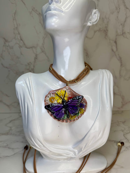 Susurro de Mariposas Natural Seashell Synthetic Butterfly Necklace | Handmade Coastal Jewelry | UV Resin Ocean Art