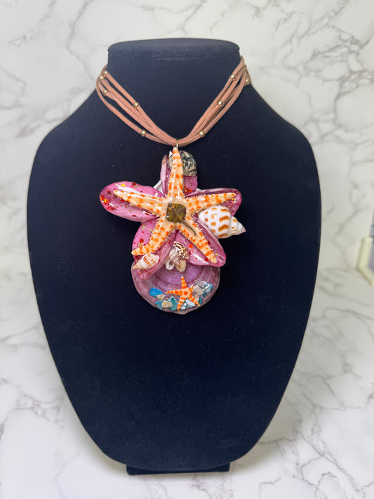 Flor de Coral Natural Starfish Ocean Pendant – Encapsulated in UV Resin with Marine Elements.