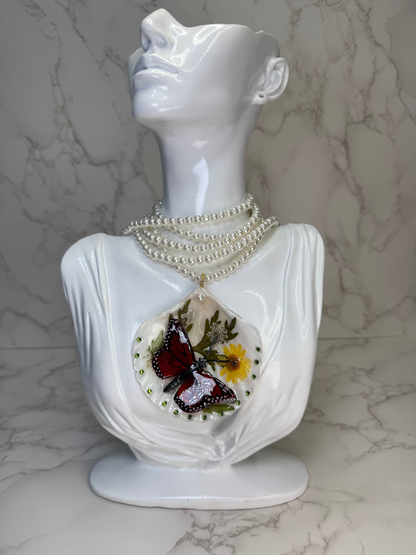 Concha en Vuelo Natural Seashell Synthetic Butterfly Necklace | Handmade Coastal Jewelry | UV Resin Ocean Art