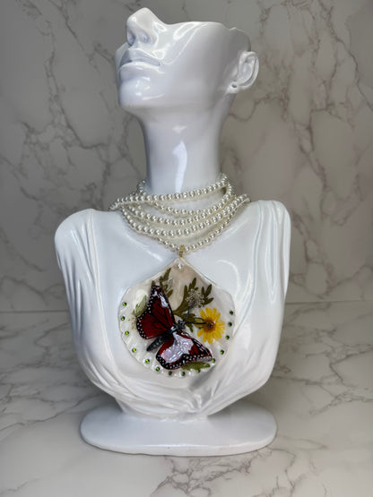 Concha en Vuelo Natural Seashell Synthetic Butterfly Necklace | Handmade Coastal Jewelry | UV Resin Ocean Art