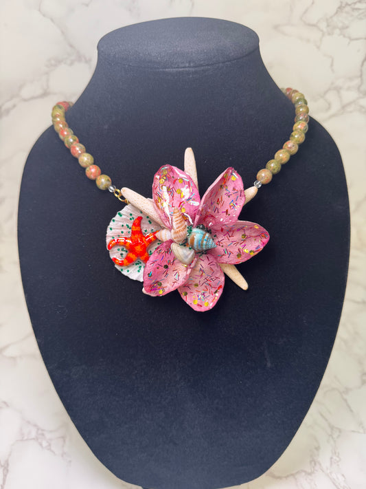 Bahia Estrella_Flor Natural Starfish Ocean Pendant – Encapsulated in UV Resin with Marine Elements.