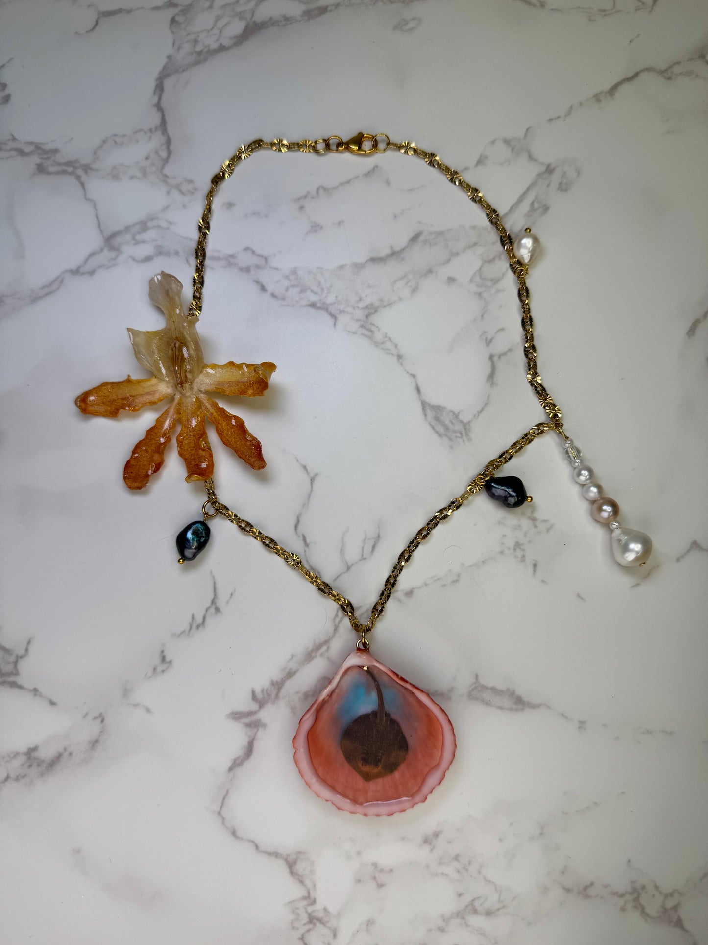 Golden Orchid Ray Minnie Natural Flower Preserved in Resin real orchid flower Centerpiece Necklace with Manta Ray Shell Stainless Steel Necklace