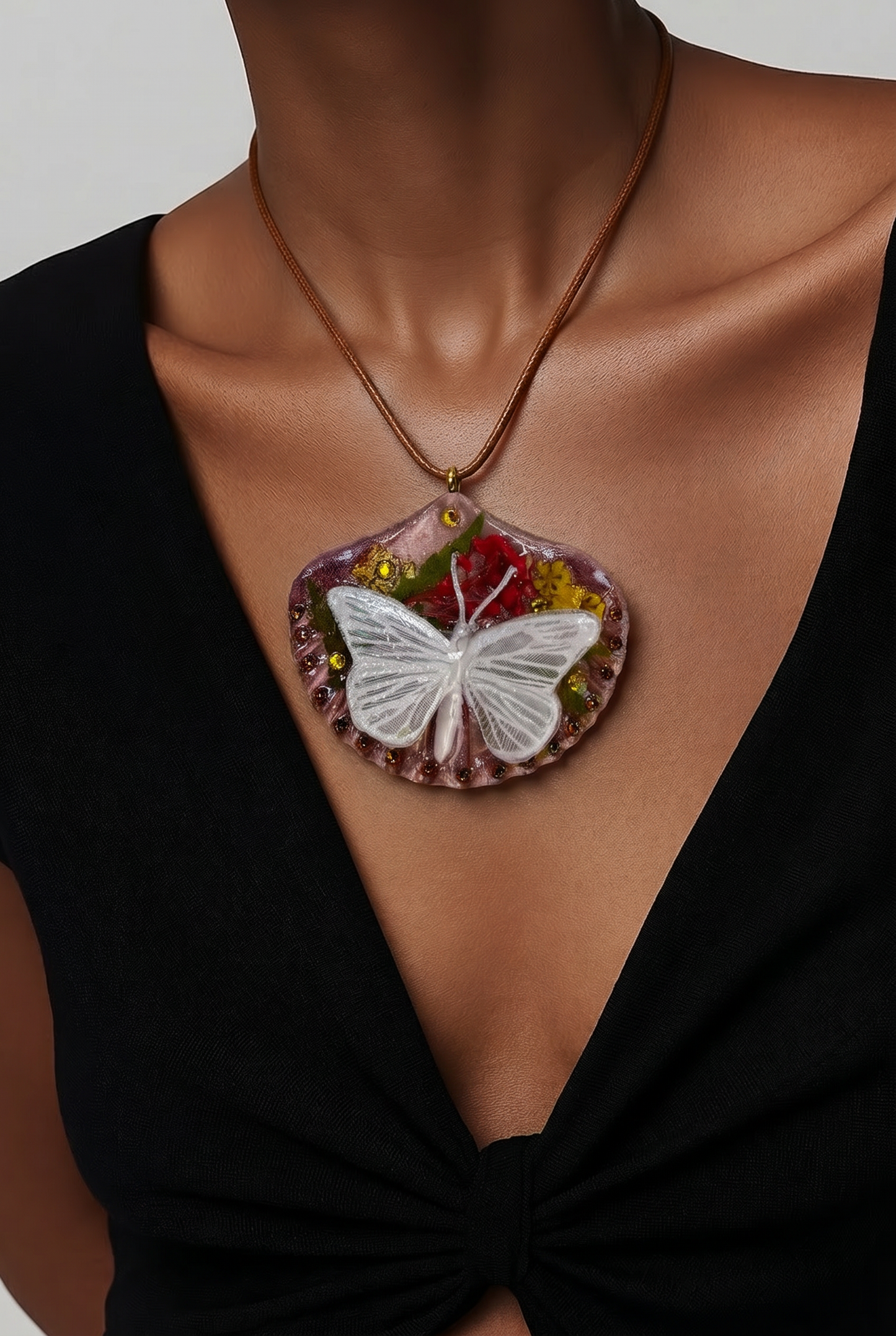 Metamorfosis del Mar Natural Seashell Synthetic Butterfly Necklace | Handmade Coastal Jewelry | UV Resin Ocean Art