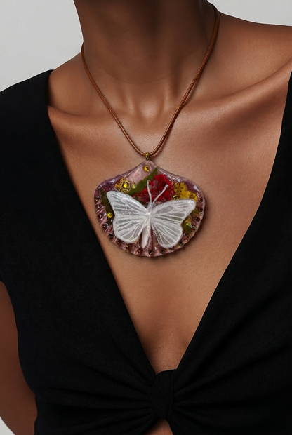Metamorfosis del Mar Natural Seashell Synthetic Butterfly Necklace | Handmade Coastal Jewelry | UV Resin Ocean Art