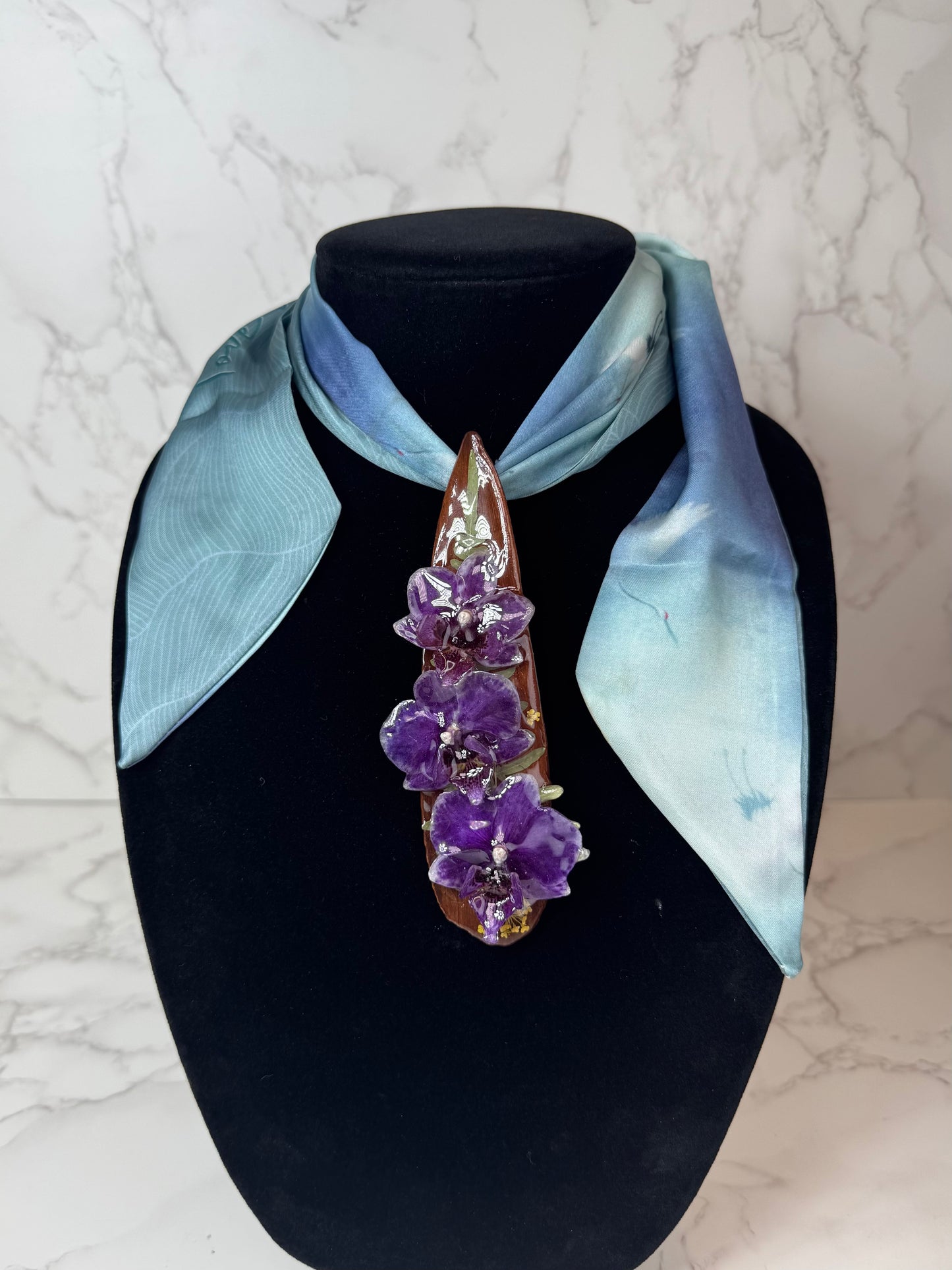 Natural green Leaf Preserved in resin with flowers with Beautiful Scarf & leather necklace