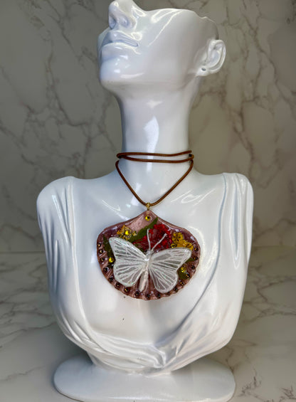 Metamorfosis del Mar Natural Seashell Synthetic Butterfly Necklace | Handmade Coastal Jewelry | UV Resin Ocean Art