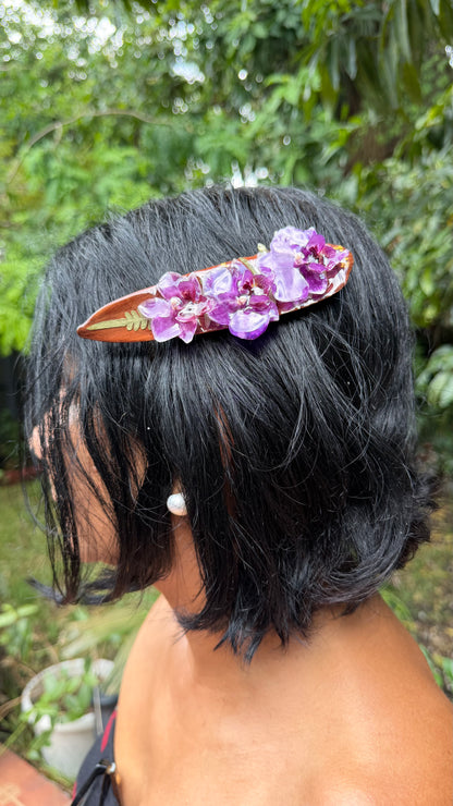 Natural green Leaf Preserved in resin with flowers with Beautiful Scarf & leather necklace