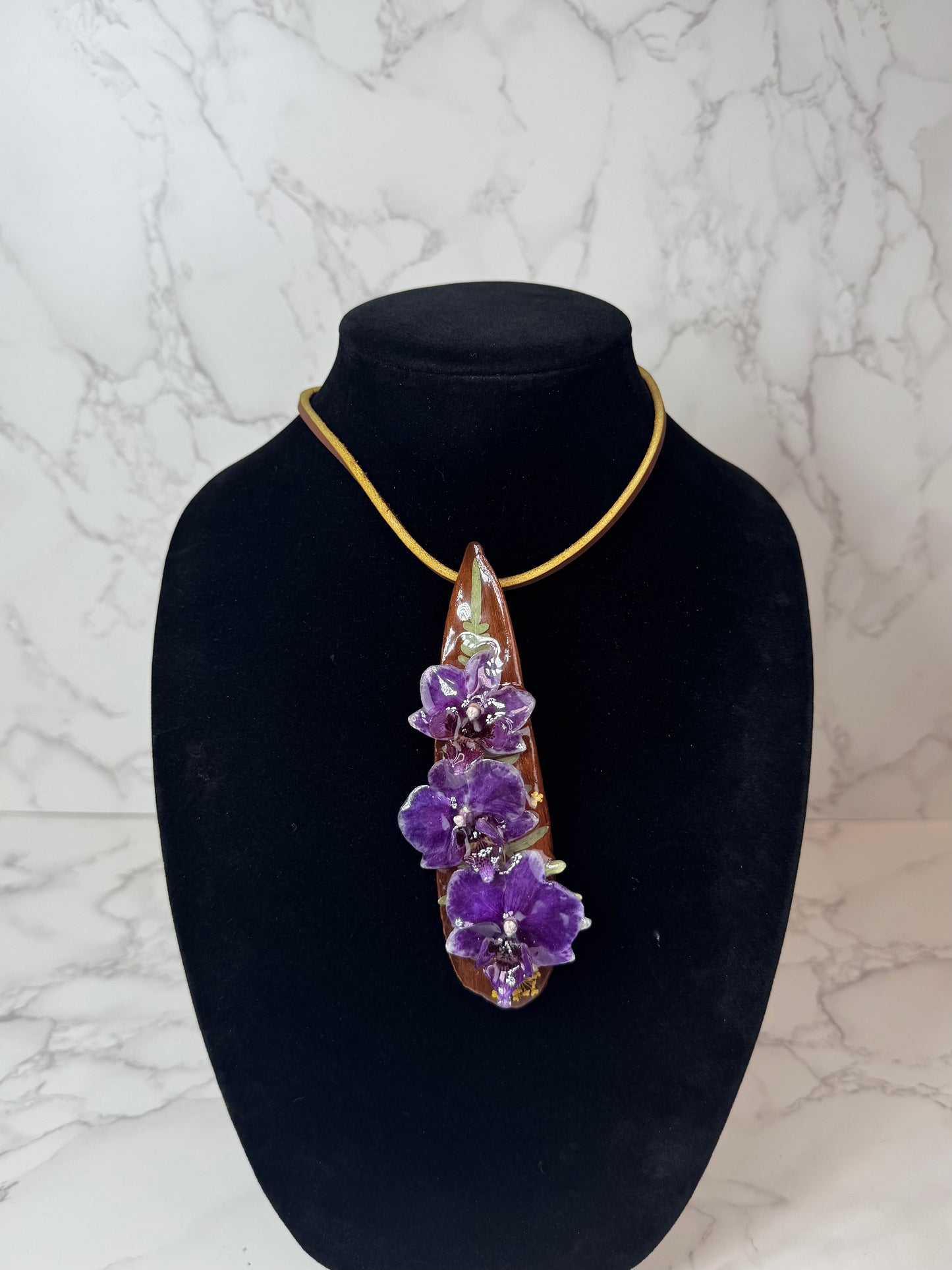 Natural green Leaf Preserved in resin with flowers with Beautiful Scarf & leather necklace