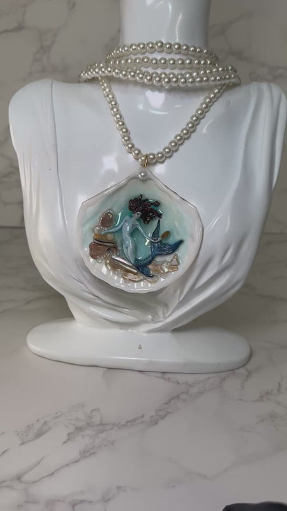 Coqueta Ocean Blue Tail Mermaid Sea Shell Necklace – Mermaid in Shell with UV Resin