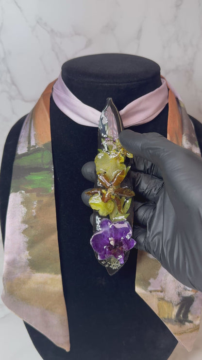 2 Natural green Leaf Preserved in resin with flowers with Beautiful Scarf & leather necklace