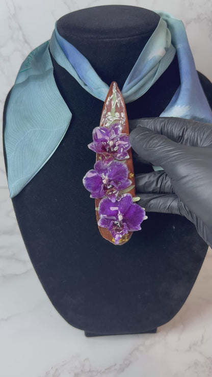 Natural green Leaf Preserved in resin with flowers with Beautiful Scarf & leather necklace